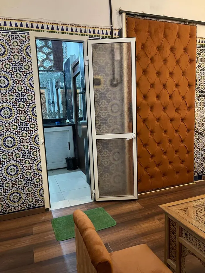 La porte capitonnée et la salle de bains de la chambre Deluxe