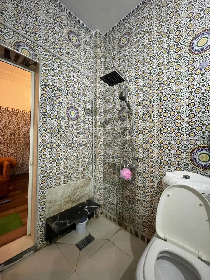 La salle de bains en zellige de la chambre Deluxe