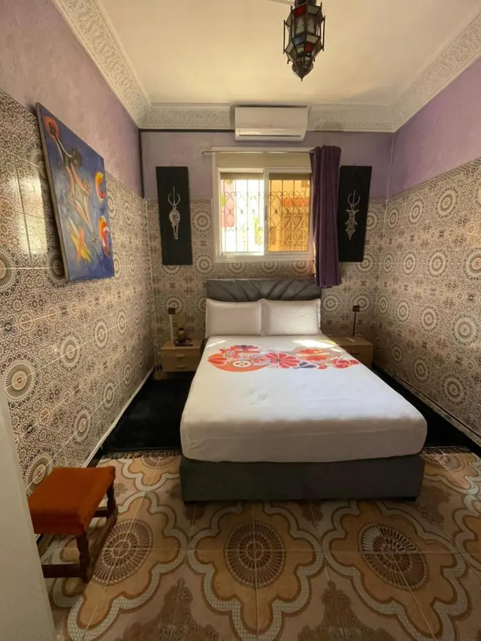 La chambre double, murs lilas et lit double