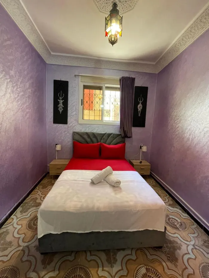La chambre double avec ses coussins rouges