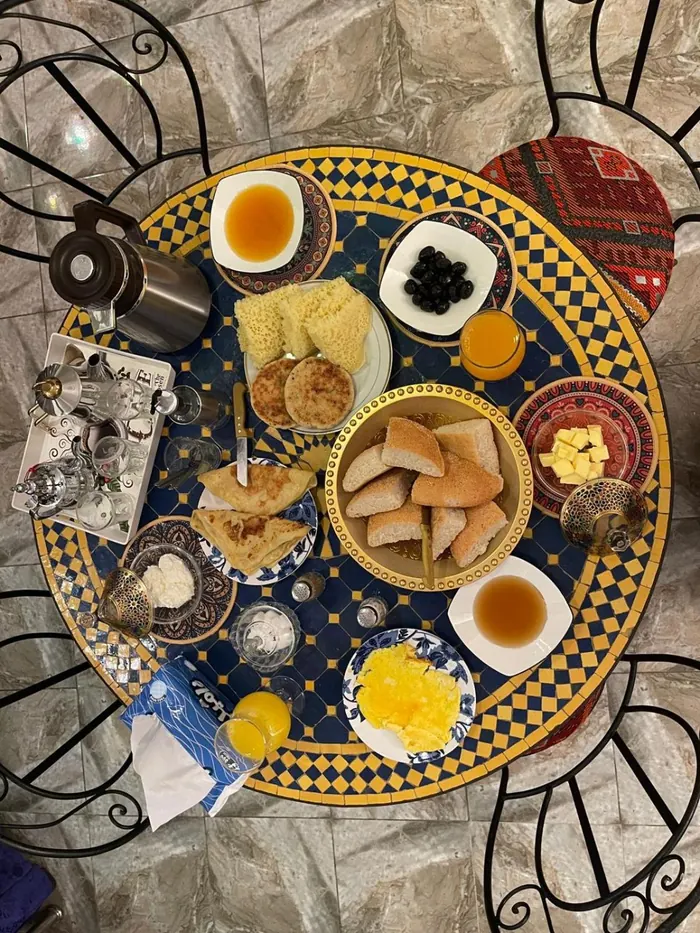 Le petit-déjeuner vu d’en haut, sur la table en zellige