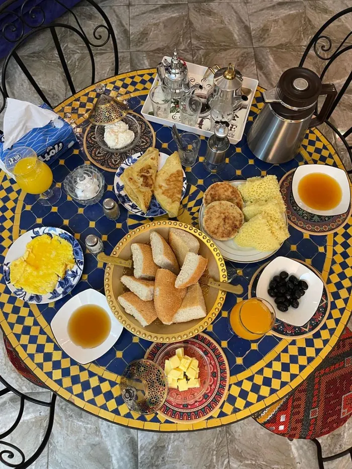 Le petit-déjeuner servi, théière en argent et jus d’orange