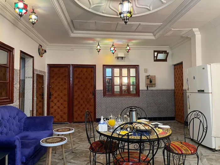 Le salon de Dar Hoyam, plafond peint, lanternes et canapé bleu