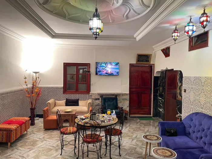 Le salon, canapé et table du petit-déjeuner