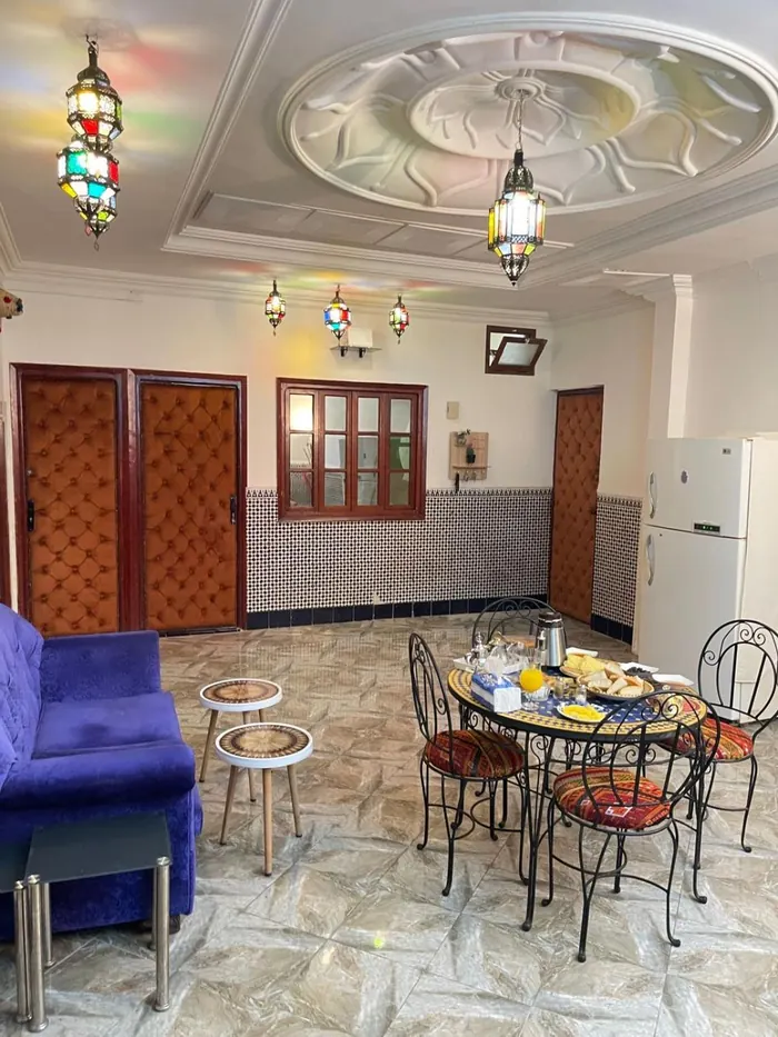 Le salon sous son plafond peint